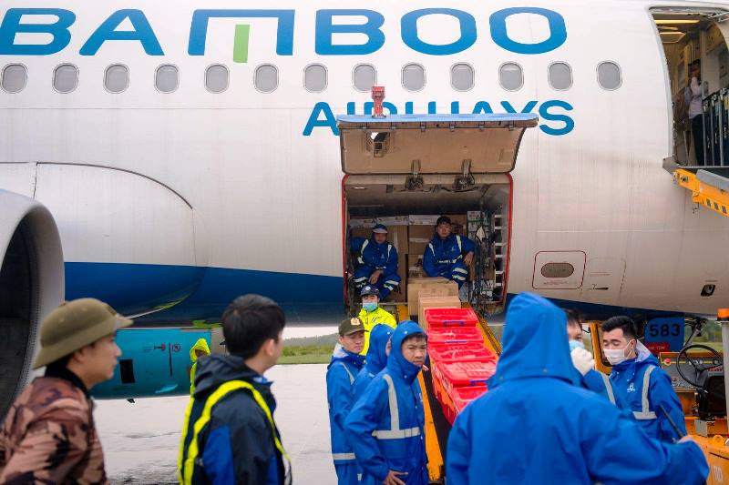 6 tấn hàng nhu yếu phẩm đã được Bamboo Airways vận chuyển thành công đến Quảng Bình. Nhiều doanh nghiệp hỗ trợ đồng bào miền trung vượt qua lũ lụt lịch sử -0