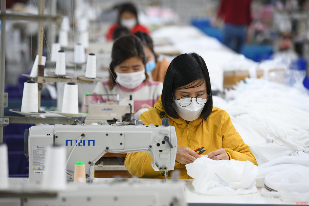 Người lao động tỏ ra đồng tình với quyết định mới từ Tổng Liên đoàn Lao động Việt Nam. (ẢNH: THÀNH ĐẠT) Dừng hỗ trợ lao động bị ảnh hưởng bởi Covid-19: Người dân đồng thuận cao -0