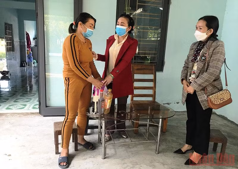 Phụ nữ phường Hòa Xuân, quận Cẩm Lệ tặng quà hỗ trợ phụ nữ đơn thân, bị bệnh hiểm nghèo.