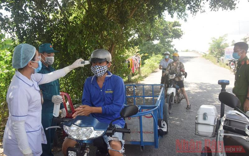 Kiểm tra thân nhiệt, khai báo tại chốt kiểm soát dịch cầu chợ Phú Điền - Mỹ Trung. Tháp Mười nghĩa tình trong mùa dịch -0