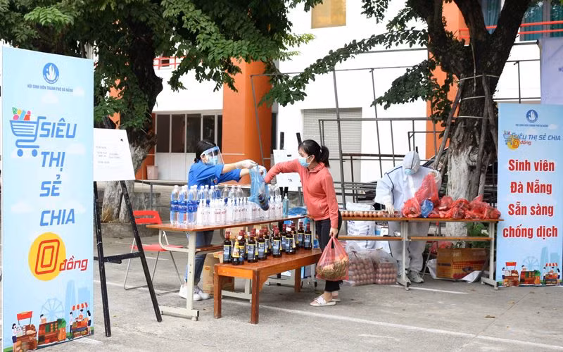 Sinh viên đến nhận thực phẩm tại “Siêu thị sẻ chia 0 đồng".