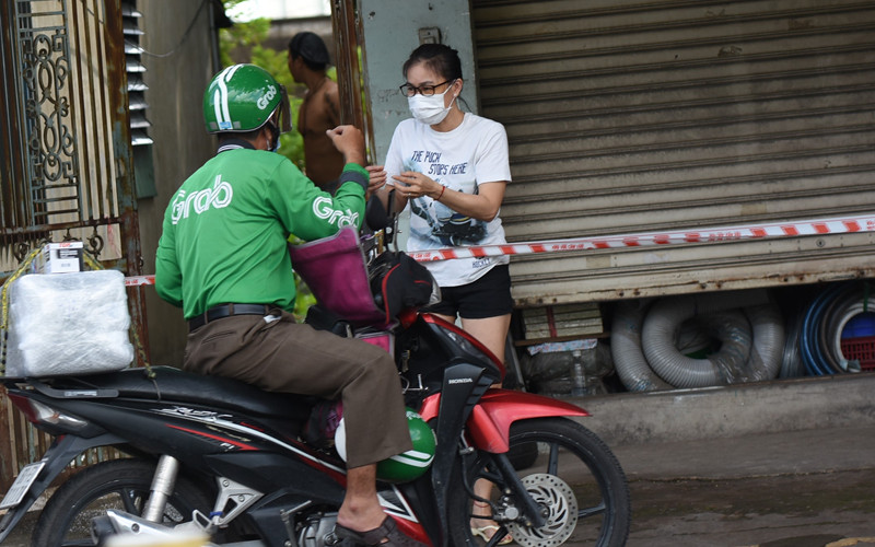Một shipper giao hàng cho khách ở TP Biên Hòa (Đồng Nai). Đồng Nai ưu tiên tiêm hai mũi vaccine phòng Covid-19 cho shipper và lái xe -0