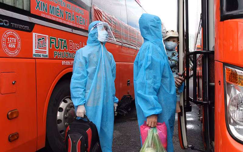 Người dân tỉnh Phú Yên lên xe về quê chiều 21/9.