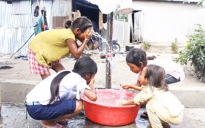 Trẻ em dân tộc thiểu số Ra Glai ở xã Ma Nới, huyện Ninh Sơn, tỉnh Ninh Thuận vui mừng khi được sử dụng nguồn nước sạch đưa đến tận nhà.