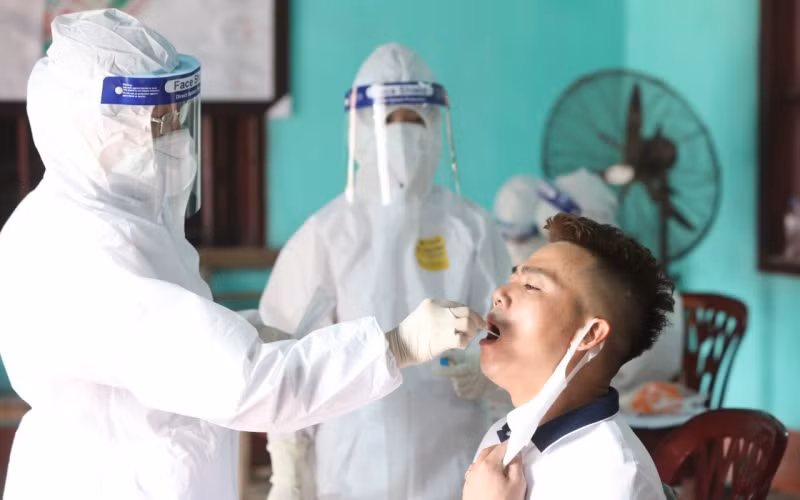 Lấy mẫu xét nghiệm cho người dân thôn My Điền, thị trấn Nếnh, Bắc Giang. (Ảnh: Danh Lam)
