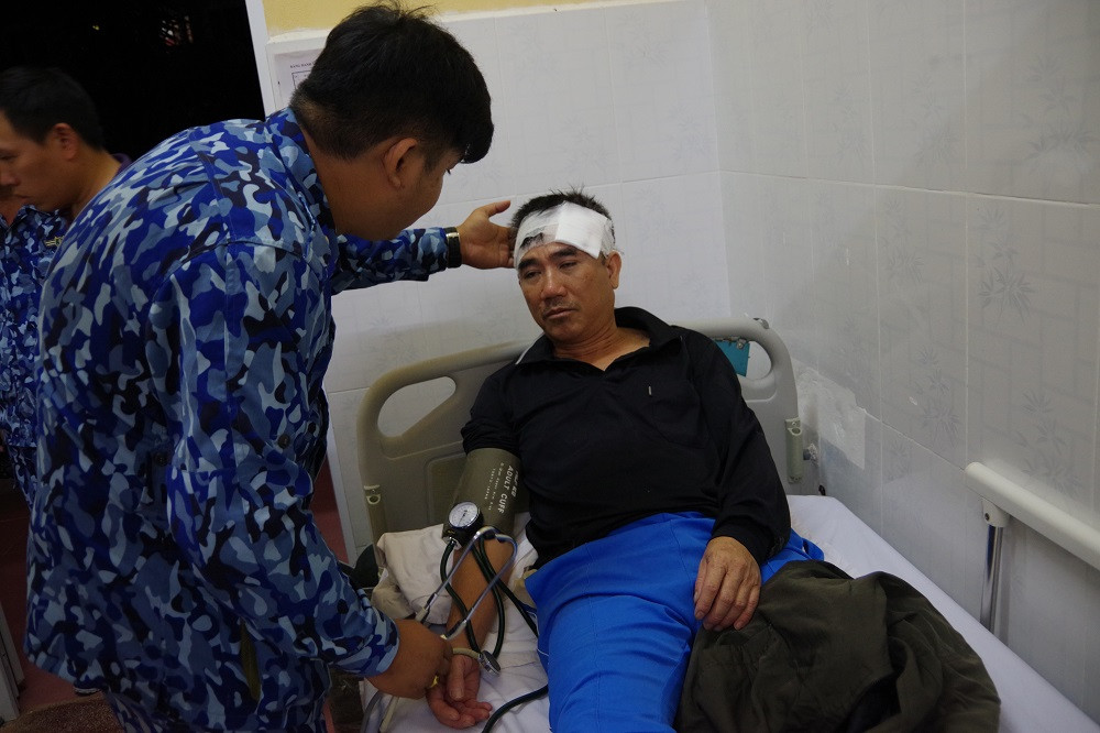 Thuyền viên đang được chăm sóc sức khỏe. Cứu nạn bảy thuyền viên chìm tàu ở cảng Dung Quất -0