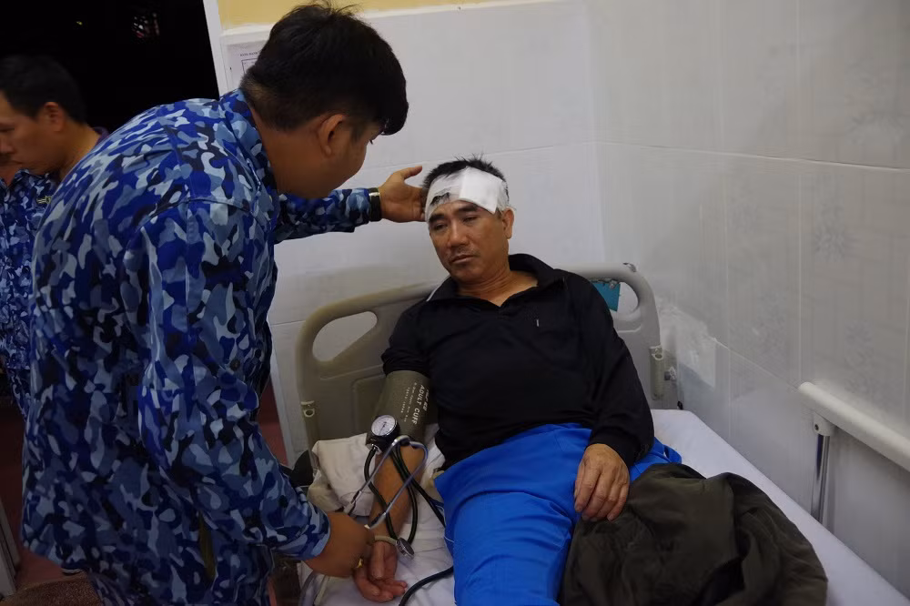 Cứu nạn bảy thuyền viên chìm tàu ở cảng Dung Quất -0