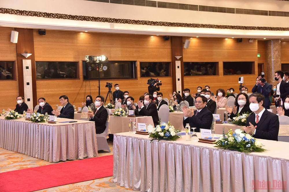 Thủ tướng Phạm Minh Chính, Phó Thủ tướng Vũ Đức Đam cùng các đại biểu tham dự buổi lễ. Ảnh: TRẦN HẢI Thay đổi mạnh mẽ việc bảo vệ, chăm sóc, nâng cao sức khỏe học đường -0