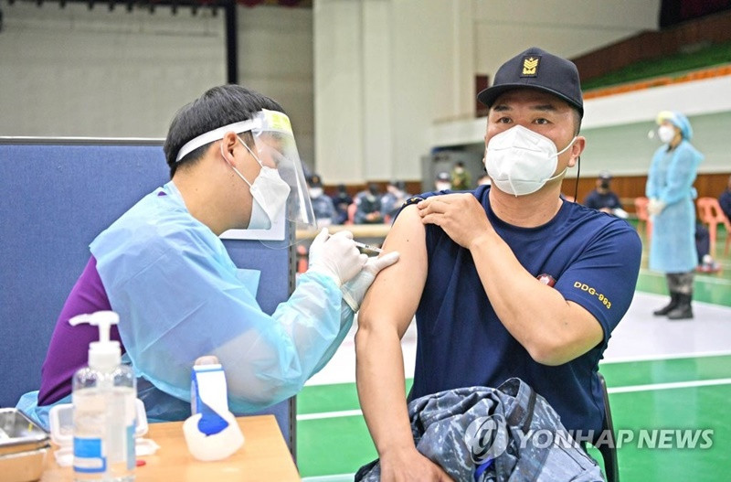Nhân viên Hải quân Hàn Quốc tiêm vaccine ngừa Covid-19 tại căn cứ hải quân ở quận Jinhae, ngày 28-4-2021. (Ảnh: Yonhap) Hãng dược Hàn Quốc bắt đầu phân phối toàn cầu thuốc điều trị Covid-19 -0
