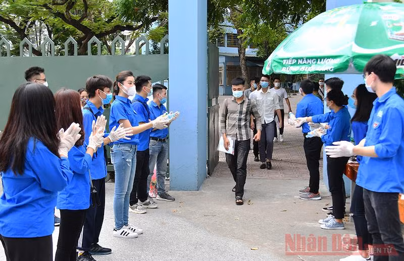 Tại một điểm thi của Thành phố Hà Nội năm 2020. Ảnh: THUỶ NGUYÊN