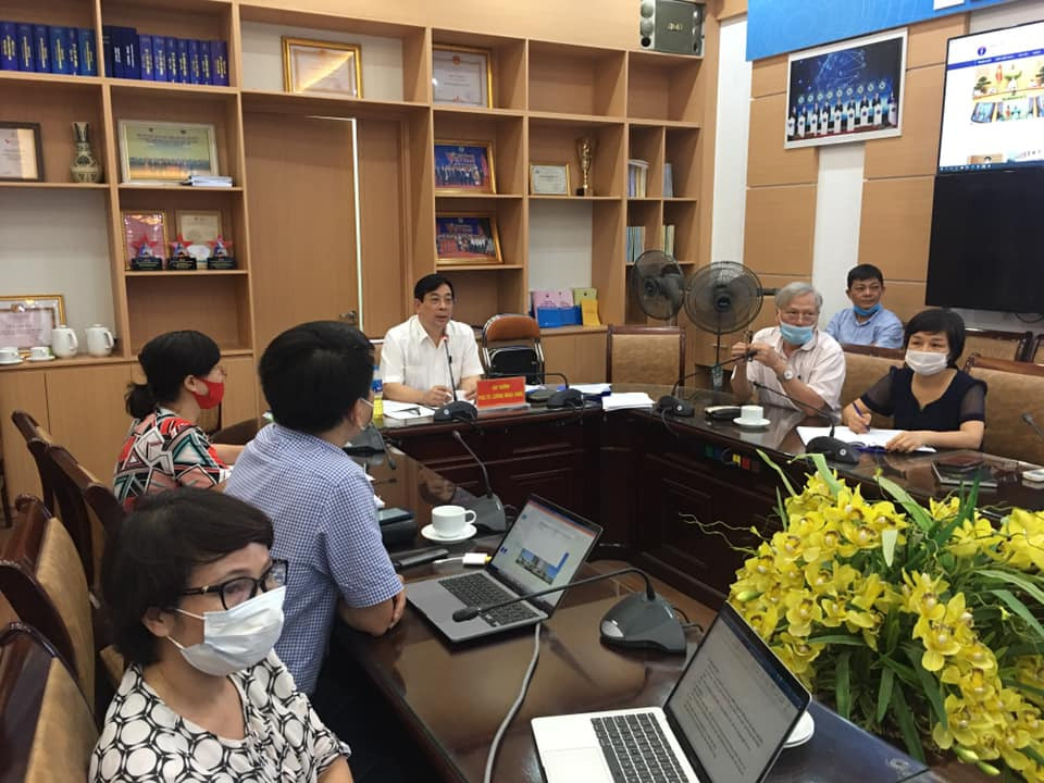 PGS, TS Lương Ngọc Khuê phát biểu tại buổi hội chẩn. Hội chẩn bốn ca Covid-19 nặng tại BV Bệnh Nhiệt đới Trung ương -0
