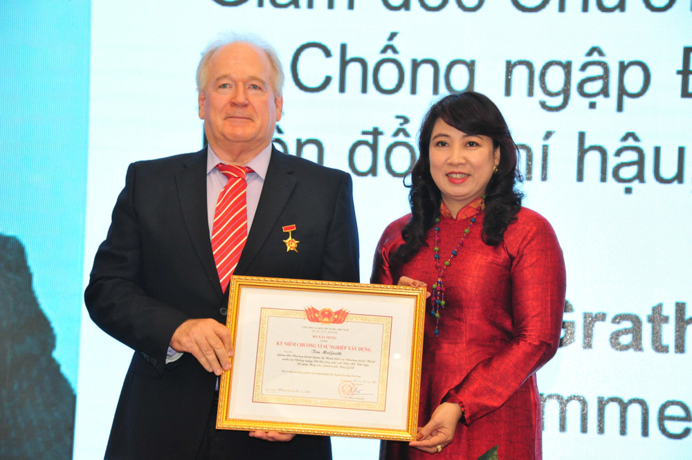 Năm 2020, Tiến sĩ Timothy Edward McGrath đã được Bộ Xây dựng trao Kỷ niệm chương Vì sự nghiệp xây dựng. Tim McGrath - Người bạn đặc biệt của mảnh đất Chín Rồng -0