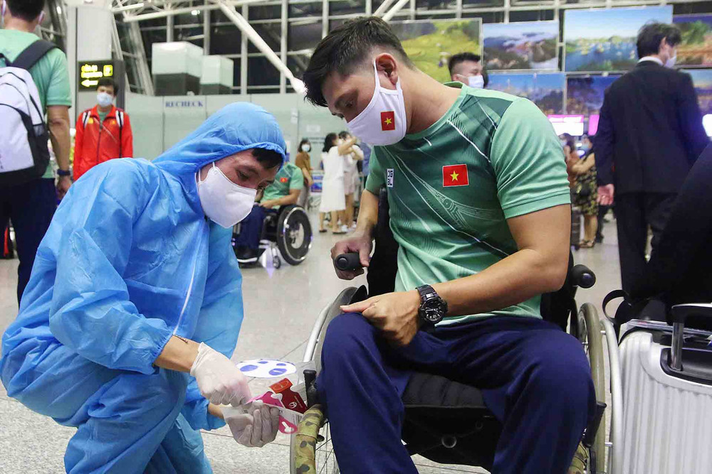 Các vận động viên được kiểm tra kỹ tư trang. Đoàn Thể thao Người khuyết tật Việt Nam lên đường tham dự Paralympic Tokyo 2020 -0