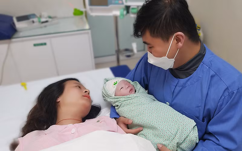 Công dân nhí đầu tiên Xuân Nhâm Dần chào đời tại Bệnh viện Phụ sản Hà Nội.