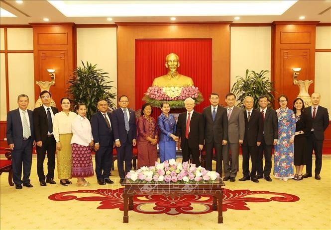 Tổng Bí thư Nguyễn Phú Trọng và Phó Chủ tịch Đảng Nhân dân Campuchia, Phó Thủ tướng Campuchia Men Sam An chụp ảnh chung cùng các đại biểu. (Ảnh: TTXVN) Tổng Bí thư Nguyễn Phú Trọng tiếp Phó Thủ tướng Campuchia Men Sam An -0