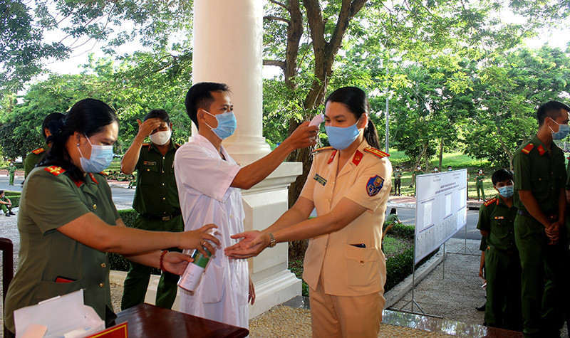 Cán bộ, chiến sĩ Công an tỉnh Hậu Giang được kiểm tra thân nhiệt, sát khuẩn tay trước khi bầu cử. Lực lượng vũ trang Hậu Giang đi bầu cử sớm -0