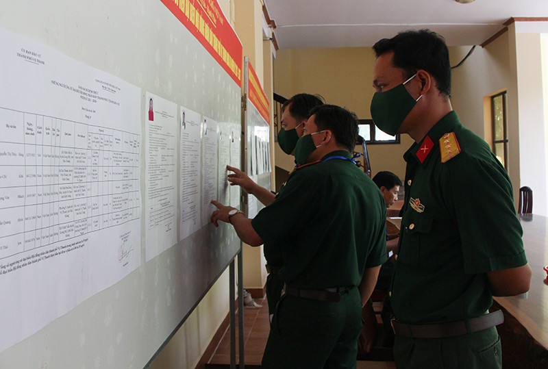 Cán bộ, chiến sĩ Bộ Chỉ huy Quân sự tỉnh Hậu Giang xem danh sách niêm yết các ứng viên trước khi bầu cử. Lực lượng vũ trang Hậu Giang đi bầu cử sớm -0