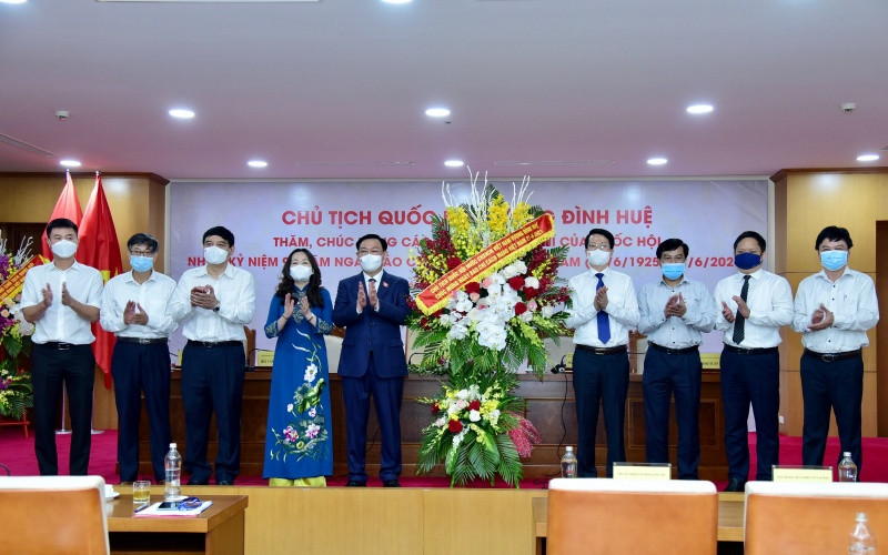 Chủ tịch Quốc hội Vương Đình Huệ tặng hoa chúc mừng báo Đại biểu nhân dân. Chủ tịch Quốc hội Vương Đình Huệ thăm, chúc mừng Báo Nhân Dân và các cơ quan báo chí của Quốc hội -0
