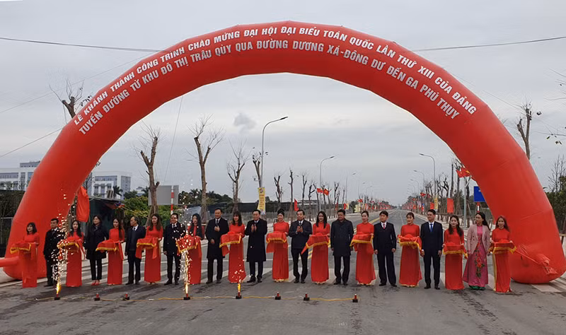 Lãnh đạo TP Hà Nội cắt băng khánh thành, thông xe kỹ thuật tuyến đường từ khu đô thị Trâu Quỳ qua đường Dương Xá-Đông Dư đến ga Phú Thụy.