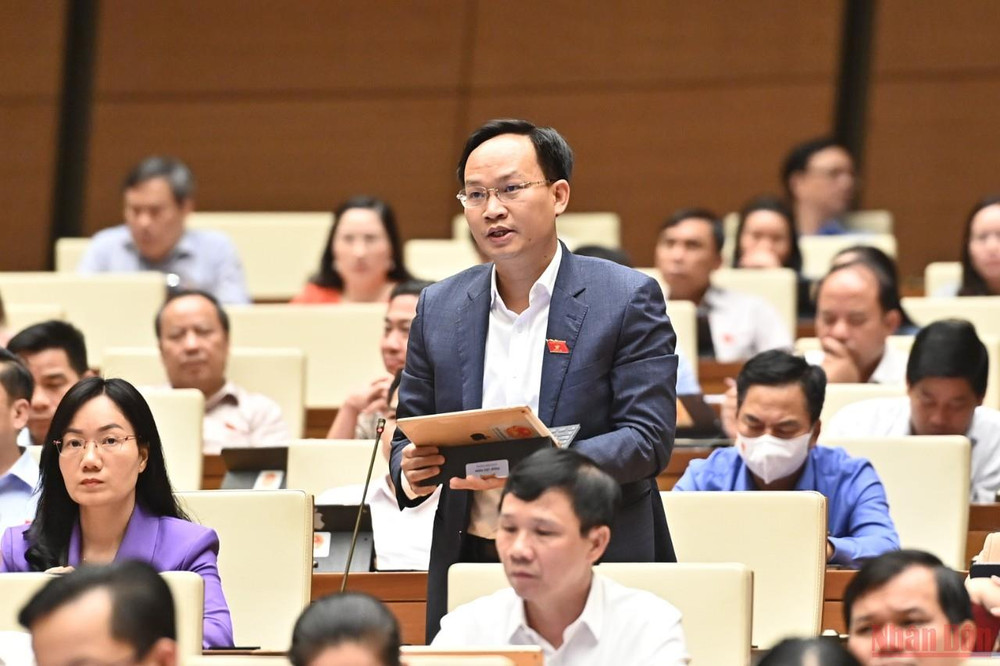 Đại biểu Phạm Văn Thịnh nêu câu hỏi chất vấn Thống đốc Ngân hàng Nhà nước. (Ảnh: KHOA NGUYÊN) Hoàn thiện khung pháp lý để xử lý bất cập về cho vay ngang hàng -0