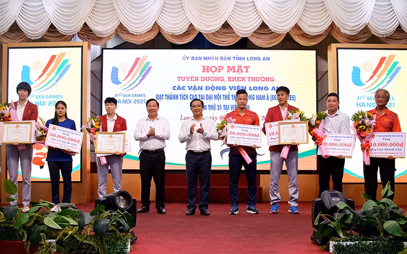 Lãnh đạo tỉnh Long An trao Bằng khen và hoa cho các vận động viên, huấn luyện viên.