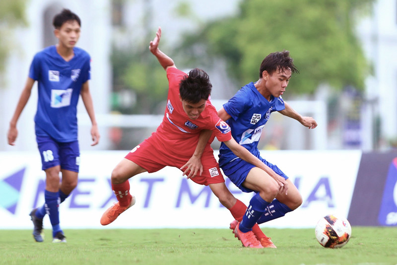 Sài Gòn (đỏ) và Phú Yên (xanh) chia tay VCK với trận hòa 1-1. Vòng chung kết U17 Quốc gia bước vào bán kết -0