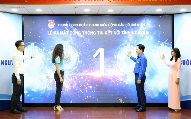 Đại diện các bộ, ngành, đơn vị ấn nút khởi động Cổng thông tin Kết nối tình nguyện. 