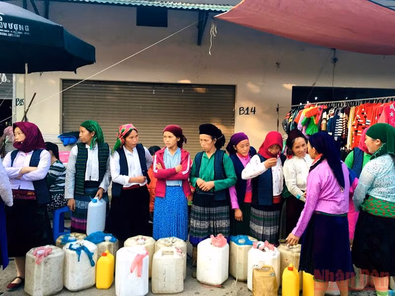 Ấm nồng một sớm chợ phiên -1