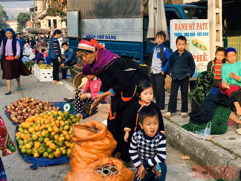 Ấm nồng một sớm chợ phiên -0