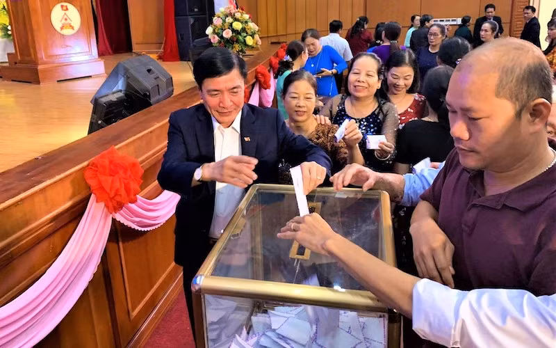 Lãnh đạo và cán bộ, công chức, viên chức tỉnh Đắk Lắk ủng hộ đồng bào miền trung khắc phục hậu quả lũ lụt.
