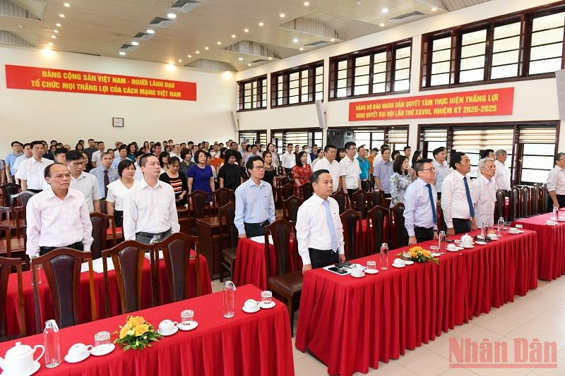 Các đại biểu làm lễ chào cờ. Mít tinh kỷ niệm 97 năm Ngày Báo chí cách mạng Việt Nam -0