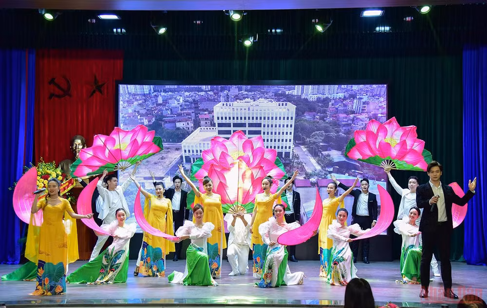 Lễ kỷ niệm 50 năm ngày truyền thống trường Đại học Nôi vụ Hà Nội và đón nhận Huân chương Lao động hạng Nhất -5