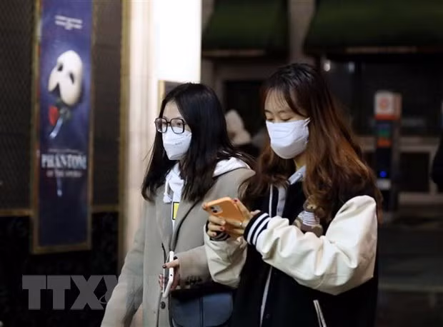 Người dân đeo khẩu trang phòng dịch COVID-19 tại London, Anh, ngày 12/12. (Ảnh: THX/TTXVN)