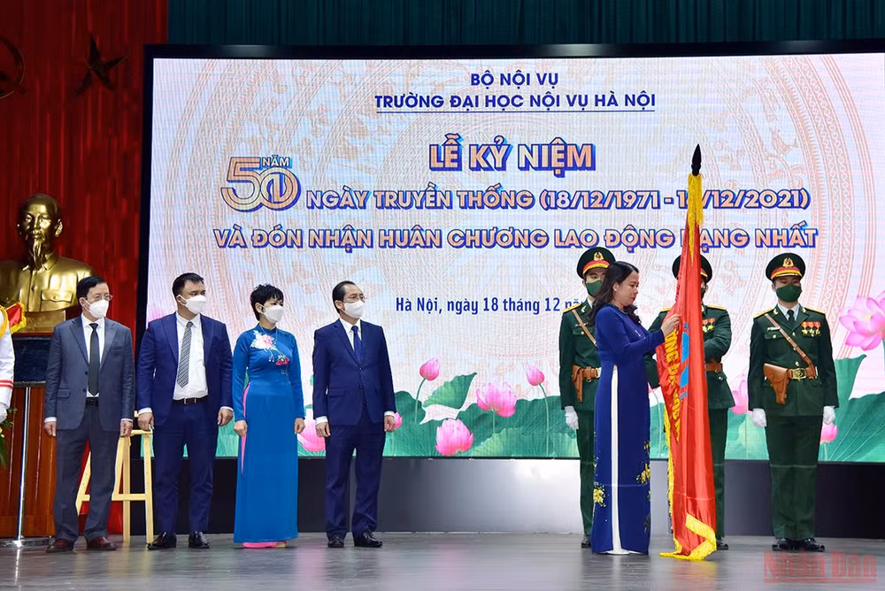 Lễ kỷ niệm 50 năm ngày truyền thống trường Đại học Nôi vụ Hà Nội và đón nhận Huân chương Lao động hạng Nhất -0