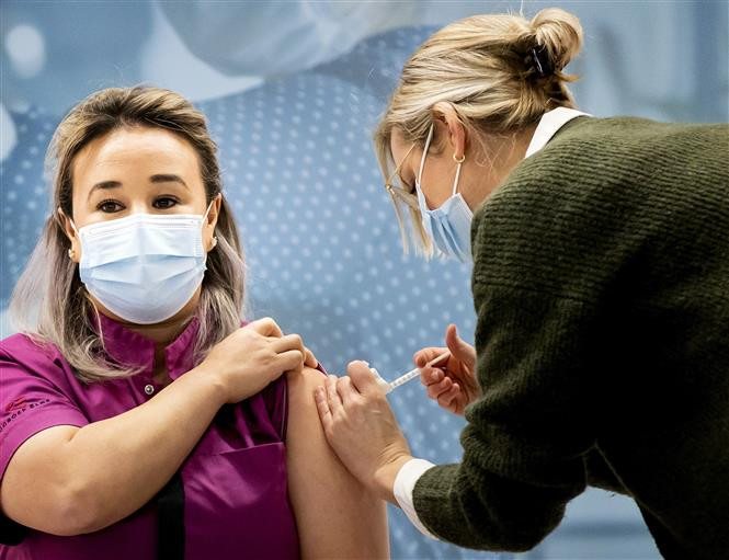 Tiêm vaccine phòng Covid-19 tại Veghel (Hà Lan). (Ảnh: AFP/TTXVN) Nhiều nước châu Âu tái áp đặt các biện pháp hạn chế để phòng dịch -0