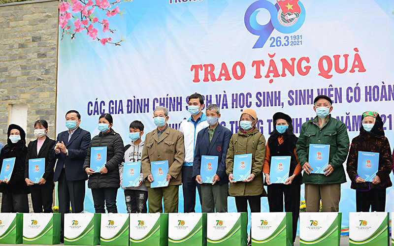 Đại diện lãnh đạo T.Ư Đoàn, các ban, sở, ngành trao quà tặng các gia đình chính sách, người có công trên địa bàn tỉnh Cao Bằng. 2_IMG_9562-1613905139758.jpg