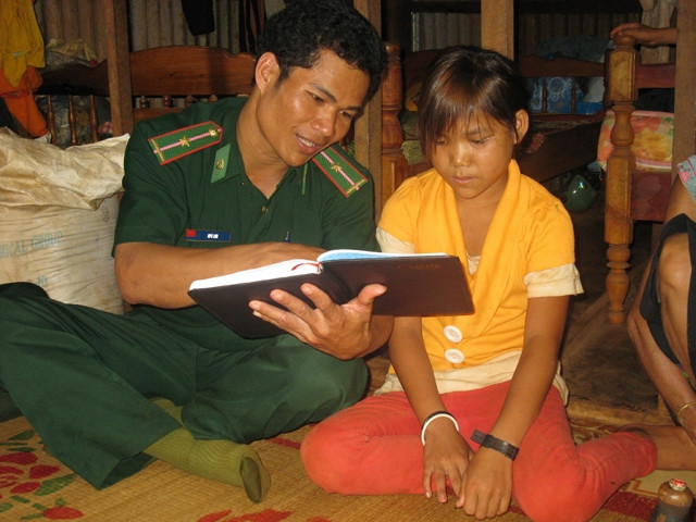Mặc dù không còn bố mẹ, nhưng bé Siu Hly vẫn sống trong tình yêu thương của các chiến sĩ Đồn 717.