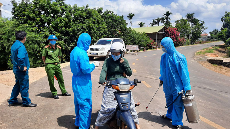 Cán bộ, chiến sĩ Công an và đoàn viên, thanh niên tỉnh Đắk Lắk tích cực tham gia phát khẩu trang y tế phòng, chống dịch bệnh trên địa bàn. Đắk Lắk nỗ lực ngăn chặn dịch bạch hầu -0