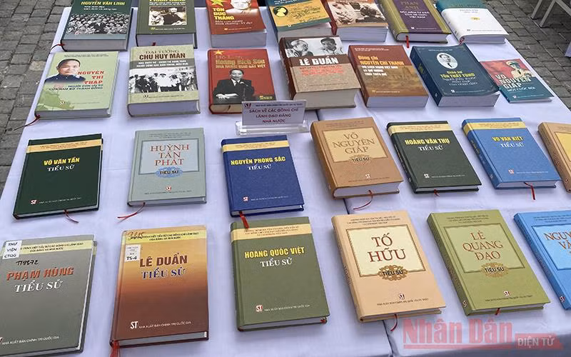 NXB Chính trị quốc gia Sự thật trưng bày sách kỷ niệm 75 năm Ngày truyền thống và giới thiệu bộ sách “Các dân tộc ở Việt Nam” -2
