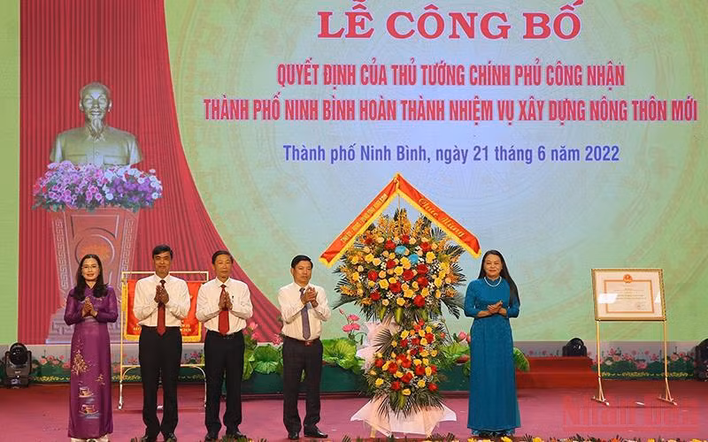 Lãnh đạo tỉnh Ninh Bình tặng hoa chúc mừng thành phố Ninh Bình hoàn thành nhiệm vụ xây dựng nông thôn mới.