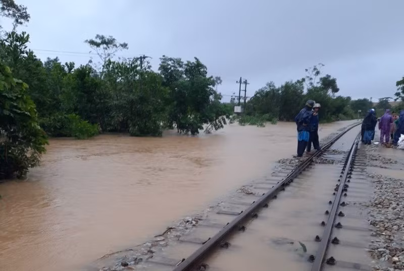 Tạm dừng tàu Thống Nhất từ Hà Nội đi Vinh, Huế
