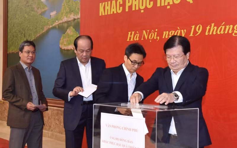 Lãnh đạo Chính phủ quyên góp ủng hộ đồng bào miền trung, khắc phục hậu quả thiên tai mưa lũ -0