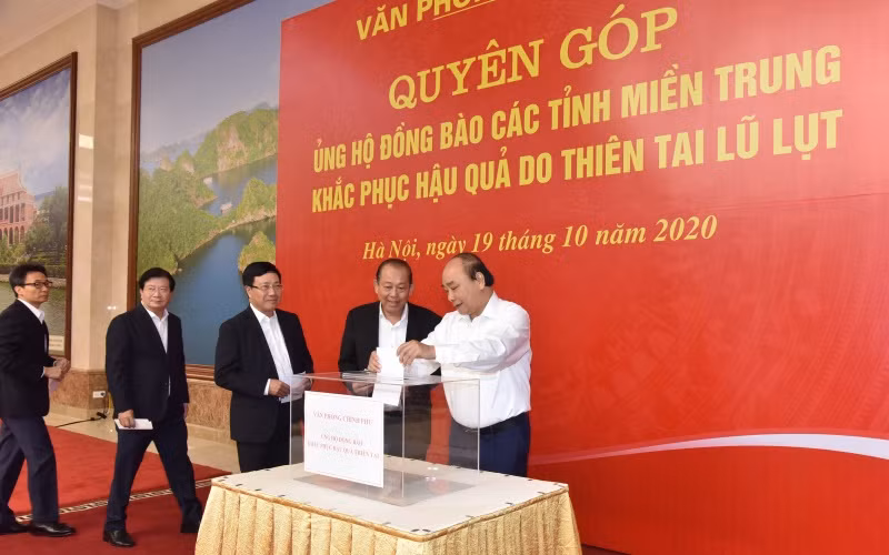 Thủ tướng Nguyễn Xuân Phúc quyên góp ủng hộ, hỗ trợ đồng bào các tỉnh miền trung.