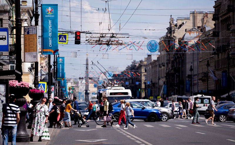 Biểu tượng Euro 2020 trên phố trung tâm St.Petersburg. Nga sẵn sàng cho