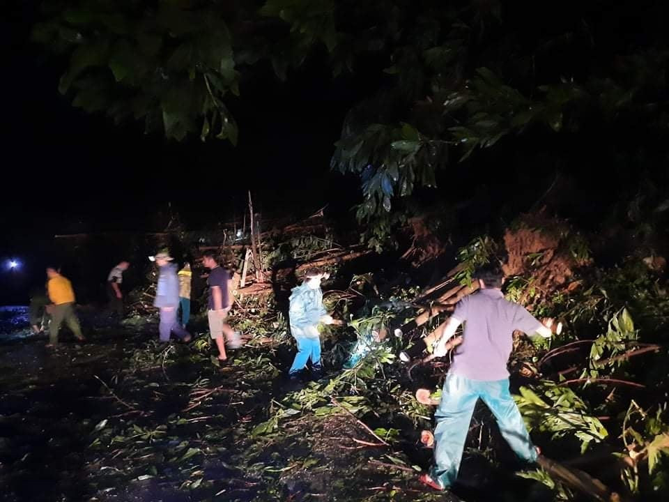Các lực lượng nỗ lực dọn dẹp cây cối thông tuyến lên Bắc Trà My. Ảnh: Báo Quảng Nam.