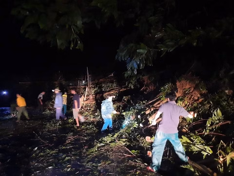 Các lực lượng nỗ lực dọn dẹp cây cối thông tuyến lên Bắc Trà My. Ảnh: Báo Quảng Nam.