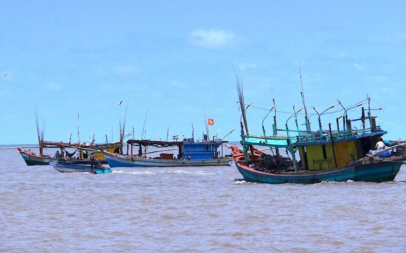 Tại buổi kiểm tra vào chiều 31-3, tàu cá công suất lớn ở miền biển Khánh Hội duy chuyển vào bờ thuận lợi. Khắc phục tình trạng tàu cá “mắc cạn” ở miền biển Cà Mau -0