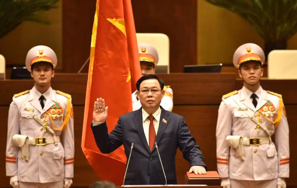 Chủ tịch Quốc hội, Chủ tịch Hội đồng Bầu cử quốc gia Vương Đình Huệ tuyên thệ nhậm chức. Ảnh: TRẦN HẢI.