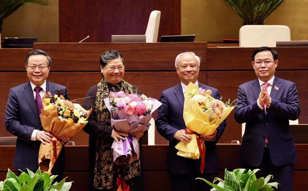 Chủ tịch Quốc hội Vương Đình Huệ tặng hoa, chúc mừng các đồng chí: Tòng Thị Phóng, Uông Chu Lưu, Phùng Quốc Hiển. Ảnh: TRẦN HẢI.