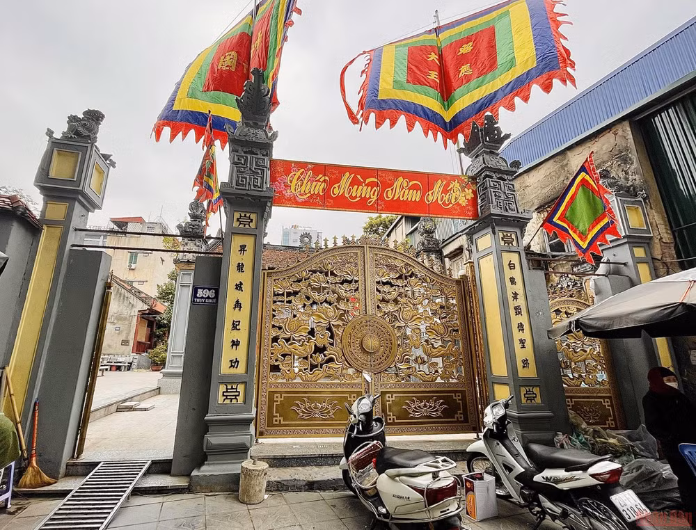 Cổng đình Yên Thái trông vô cùng bề thế, trang nghiêm. Tại đây vẫn thường diễn ra các sinh hoạt tín ngưỡng của người dân khu vực.